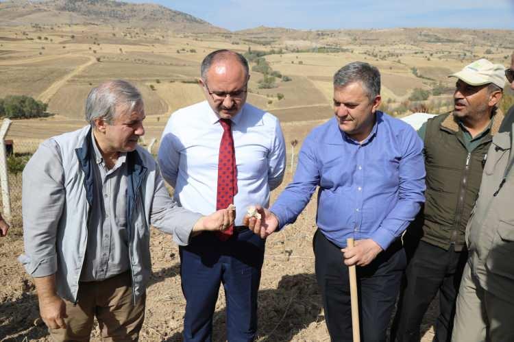 <p>"Ankara Savaşı Tespiti" projesi kapsamında yürütülen çalışmada savaşın alanının belirlendiğini anlatan AYBÜ İnsanlık Tarihi Bölümü Öğretim Üyesi Doç. Dr. Yusuf Albayrak, "Çubuk’un 15 köyünde yüzey araştırması yaparak 1402 Ankara Savaşı’na ait arkeolojik verileri topladık. Şu anda Çubuk ilçesinin Kutuören köyünde tespit ettiğimiz bir şehit mezarlığında arkeolojik çalışmalarımıza başladık." dedi.</p>