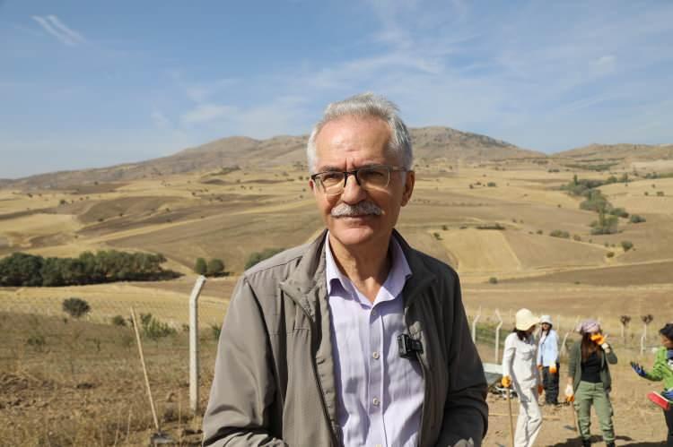 <p>Ankara Yıldırım Beyazıt Üniversitesi (AYBÜ) İnsan ve Toplum Bilimleri Fakültesi Tarih Bölümü Öğretim Üyesi Doç. Dr. Sıddık Çalık, Osmanlılar ile Moğollar arasında 1402'de Çubuk Ovası'nda gerçekleşen ve 30 ila 40 bin kişinin hayatını kaybettiği savaşın izlerini yansıtan toplu bir mezar bulduklarını bildirdi.</p>