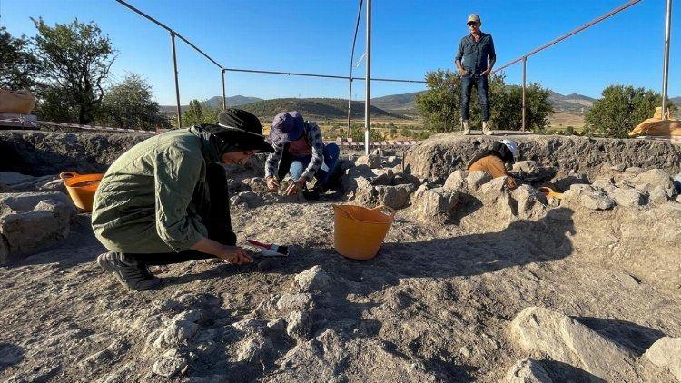 <p>Kazı sonunda savaşla ilgili birçok bilinmeyenin aydınlanacağına inandığını kaydeden Kaymakam Keleş, iki yıllık bir çalışmanın ardından ilk toplu mezarın bulunduğunu vurgulayarak "Bu tarihimiz açısından önemli bir gün" dedi.</p>