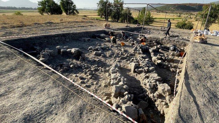 <p>Ayrıca Demirbaş, çalışmaların Kültür ve Turizm Bakanlığı, Ankara Yıldırım Beyazıt Üniversitesi, Çubuk Kaymakamlığı ve Çubuk Belediyesinin katkılarıyla yürütüldüğünü belirtti. Demirtaş son olarak "Kazı çalışmalarında insan iskeletleri ve savaş aletleri yavaş yavaş çıkmaya başladı</p>