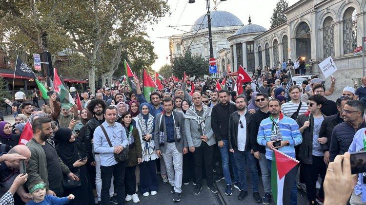 <p><strong>SELÇUK BAYRAKTAR DA MEYDANLARDA MİLLETİ YALNIZ BIRAKMADI</strong></p>
<p>Baykar Yönetim Kurulu Başkanı Selçuk Bayraktar resmi sosyal medya hesabından yürüyüşle ilgili paylaşımda bulundu.</p>
<p>Bayraktar, <strong>"Zulme sessiz kalmamak için BüyükFilistinYürüyüşü’nde ailelerimizle birlikte Beyazıt’tan Ayasofya’ya yürüyoruz."</strong> dedi.</p>