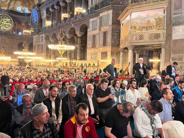 <p>Sloganlar eşliğinde Ayasofya Meydanı'na ulaşan grup, etkinliğin tamamlanmasının ardından Ayasofya-i Kebir Cami-i Şerifi'nde akşam namazı kıldı.</p>