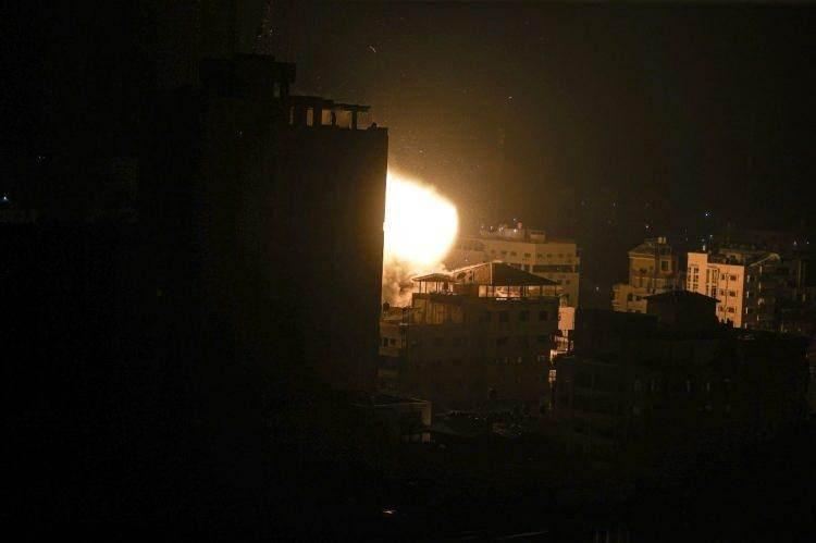 <p>Gazze'den İsrail yönüne binlerce roket atılırken, İsrail ordusu da onlarca savaş uçağıyla Gazze Şeridi'ne saldırı başlattı.</p>
