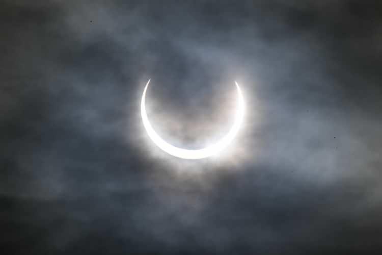 <p>Winnemucca'daki kongre merkezine gelen çok sayıda kişi, karatmalı gözlükler ve teleskoplarla halkalı Güneş tutulmasını izledi.</p>

<p> </p>
