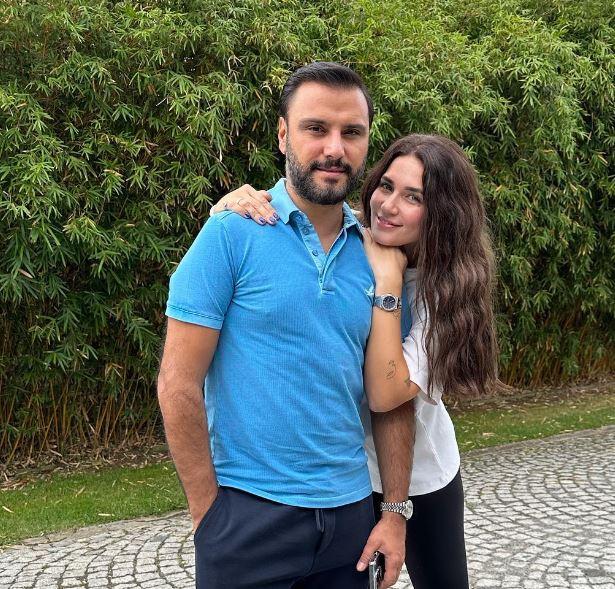 <p>2018 yılında ünlü şarkıcı Alişan ile nikah masasına oturan oyuncu Buse Varol, 2019 yılında ilk kez anne olmanın verdiği mutluluğu yaşadı. Ünlü çift, oğulları Burak'ın ardından 2021 yılında da kızları Eliz'i kucaklarına aldı.</p>
