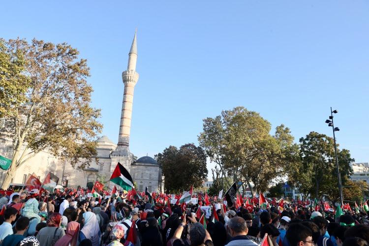 <p>Duasında, yeryüzünde nice zulümler işlendiğini ifade eden Erbaş,</p>