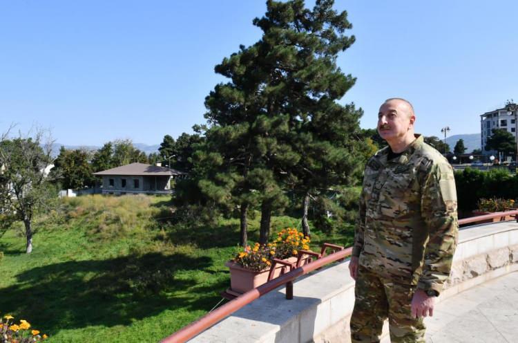 <p>Karabağ’daki yasadışı rejimin başkent olarak kullandığı Hankendi’yi ziyaret ederek Azerbaycan bayrağını göndere çeken Aliyev, ardından 1992’de 613 Azerbaycanlının katledildiği “Hocalı Katliamı”nın yaşandığı Hocalı kentini ziyaret ederek Azerbaycan bayrağını dalgalandırdı.</p>