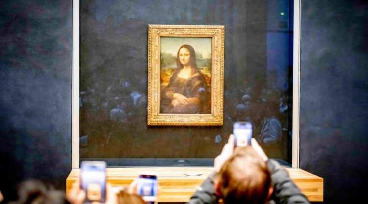 <p><em><span style="color:#B22222"><strong>Rönesans döneminin efsanevi ustası Leonardo da Vinci'nin dünyaca ünlü başyapıtı "Mona Lisa" portresi hakkında yıllar sonra dikkat çeken bir detay ortaya çıktı. Fransa ve Britanya’dan araştırmacılardan oluşan bir araştırma ekibi, Da Vinci'nin portreyi yaparken kullandığı tekniklere ilişkin yeni bulgular elde etti.</strong></span></em></p>

