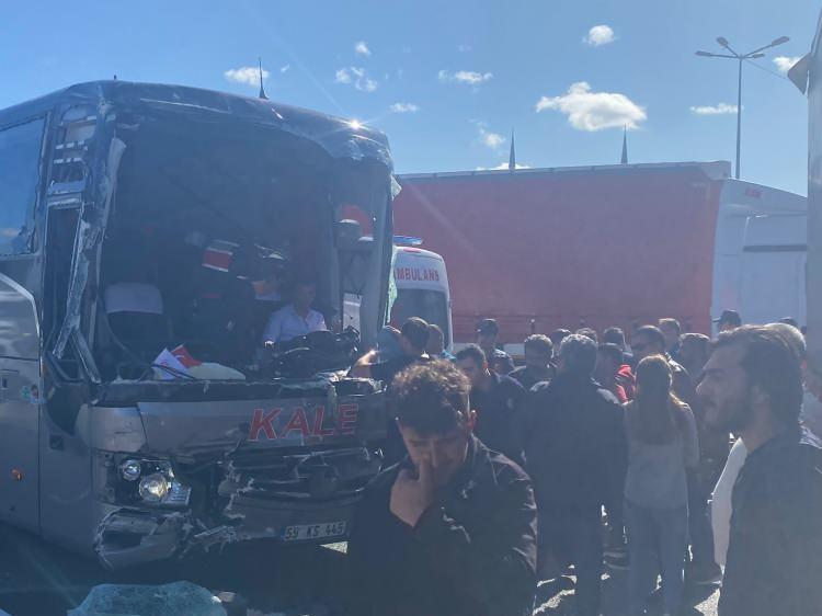 <p>Jandarma ekipleri ve trafik polisleri tarafından çevrede güvenlik önlemi alırken, trafik polisleri ise tek şeritten yolun akışını sağladı. </p>
