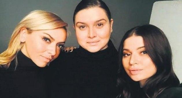 <p><span style="color:#B22222"><strong>HADİSE, KIZ KARDEŞİ DERYA A&Ccedil;IKG&Ouml;Z VE ABLASI H&Uuml;LYA A&Ccedil;IKG&Ouml;Z</strong></span></p>

<p>&nbsp;</p>
