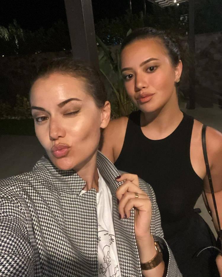 <p><span style="color:#B22222"><strong>FAHRİYE EVCEN'İN KIZ KARDEŞİ</strong></span></p>

<p>&nbsp;</p>
