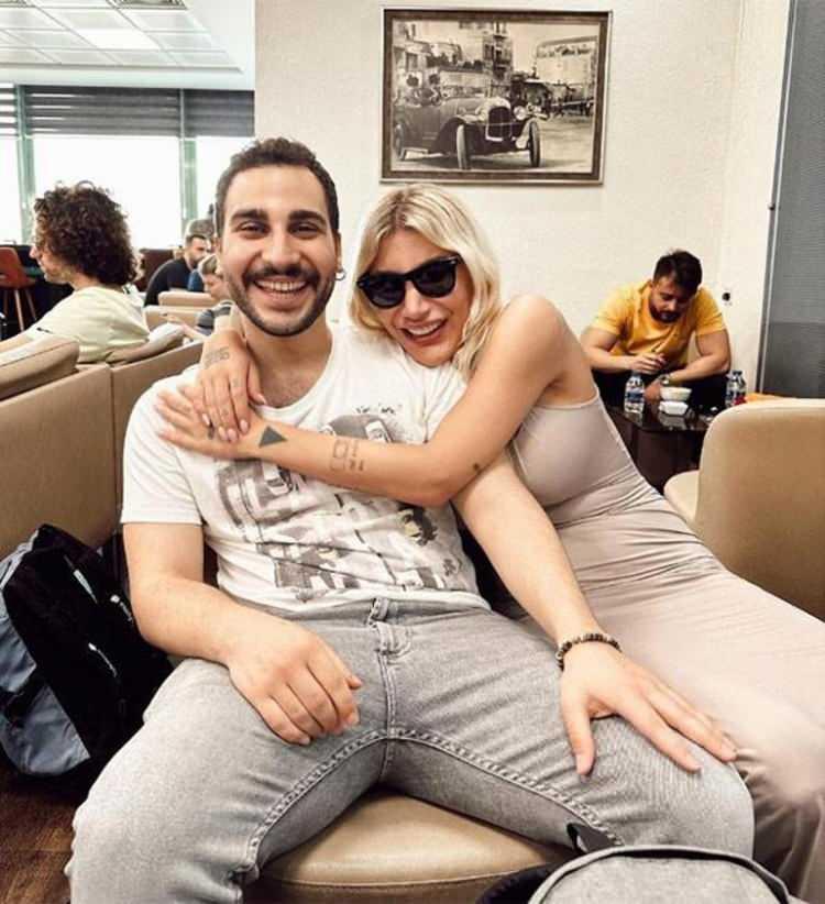 <p><span style="color:#B22222"><strong>İREM DERİCİ'NİN KARDEŞİ CEMRE DERİCİ</strong></span></p>
<p> </p>