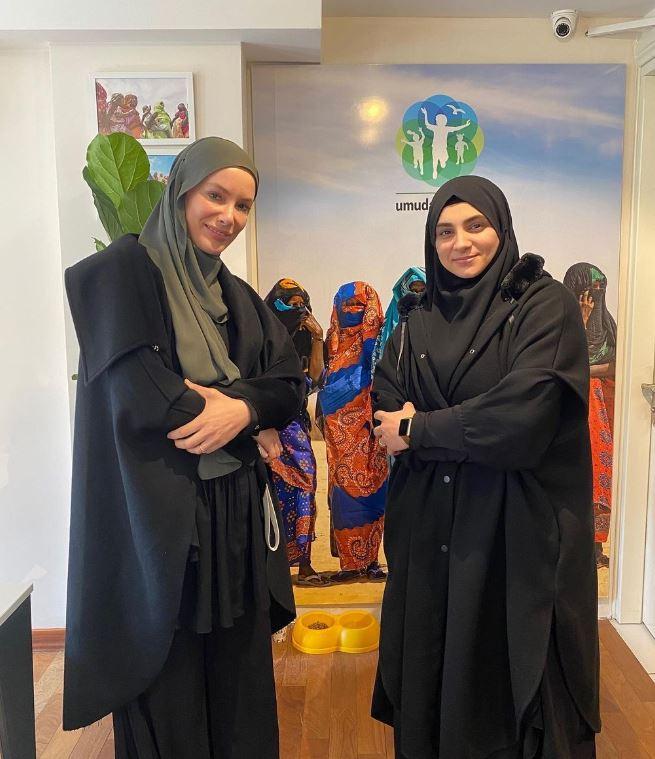<p><span style="color:#FF0000"><strong>"ESKİDEN KUR'AN-I KERİM'İ GÖRÜNCE ELİM AYAĞIM TİTRERDİ"</strong></span></p>

<p><span style="color:#000000"><strong>Son olarak Kur'an-ı Kerim hakkındaki açıklamalarıyla duygu dolu anlar yaşatan İslam, şöyle konuşmuştu:</strong></span></p>

<p><span style="color:#000000"><strong>"Eskiden öyle bir din biliyordum ki İslamiyet'i öğrenmeden önce çok korkuyordum. Kur'an-ı Kerim'i dahi elime almıyordum. Bakın size yemin ederim ki televizyonda bazı kanallar vardır Kur'an-ı Kerim okunur. </strong></span></p>
