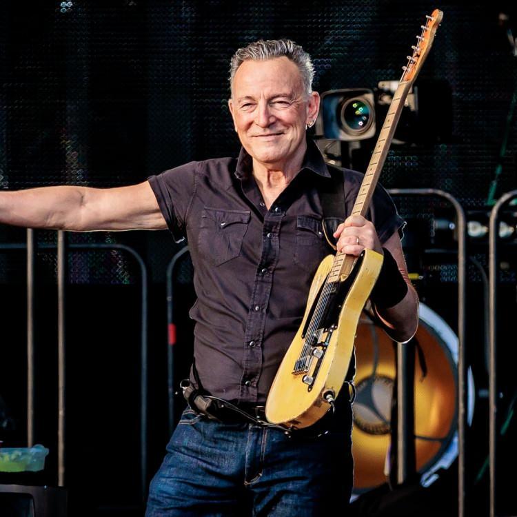 <p><span style="color:#B22222"><strong>Bruce Springsteen</strong></span></p>
<p><span style="color:#800080"><strong>Ünlü müzisyen sesini 6 milyon dolara sigortalattı.</strong></span></p>