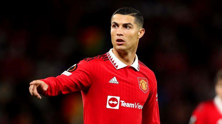 <p><span style="color:#B22222"><strong>Cristiano Ronaldo</strong></span></p>
<p><span style="color:#800080"><strong>Şimdilerde Suudi Arabistan liginde oynayan Portekizli futbolcu için eski kulübü Real Madrid, 2009'da ünlü futbolcunun bacaklarını 144 milyon dolara sigortalatmışlardı.</strong></span></p>