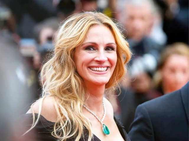 <p><span style="color:#B22222"><strong>Julia Roberts</strong></span></p>
<p><span style="color:#800080"><strong>Ünlü oyuncunun gülümsemesi 30 milyon dolar değerinde.</strong></span></p>