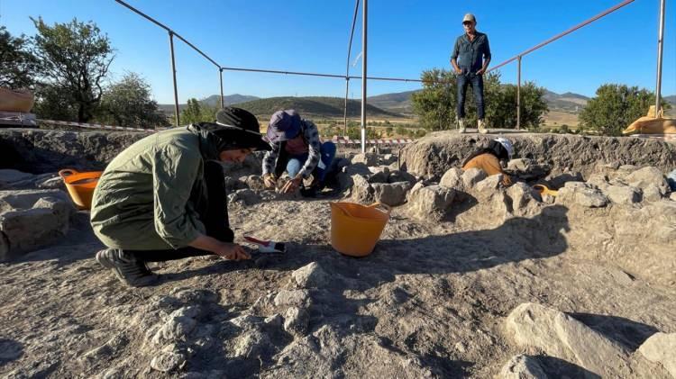 <p>Gündüz, alandaki Neolitik dönem buluntuların, Çatalhöyük ile önemli derecede benzer olduğuna işaret ederek, "Kerpiçten yapılan evler ve içi, döşemelerinde özellikle mimari anlamda benzerliği ortaya koymaktadır. Bunun dışında ev içi gündelik eşya diyebileceğimiz seramikler ve bunların dışında obsidyen (volkanik cam formunda taş) ok uçlarının da benzer olduğunu söyleyebiliriz. Önümüzdeki yıllarda açığa çıkarılacak mimari yapılardan, Çatalhöyük`te olduğu gibi çok heyecan verici verilere ulaşabiliriz." diye konuştu.</p>