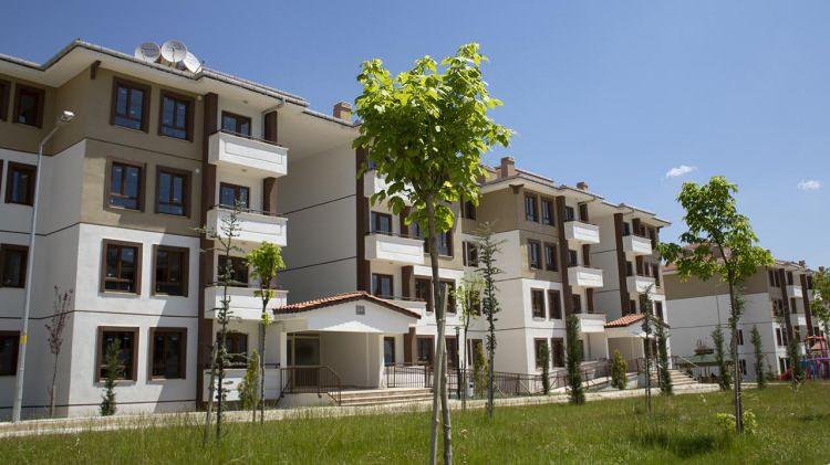 <p>Projede başvurular 11 – 13 Ekim 2023 tarihleri arasında kura yöntemi ile satışa sunulurken konutların satış fiyatları 1 milyon 140 bin 663 Türk Lirası ile 1 milyon 601 bin 519 Türk Lirası arasında değişiyor.</p>