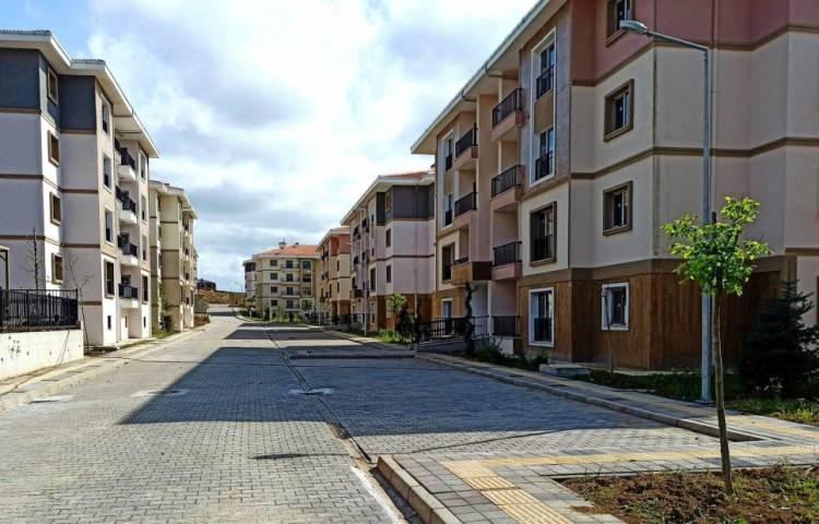 <p>Yüzde 25 peşinat imkânı sağlanan Çiçekdağı TOKİ projesi için ödenecek peşinat bedelleri 285 bin 165 Türk Lirasından başlıyor, 400 bin 379 TL'ye kadar çıkıyor.</p>