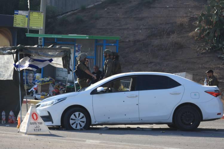 <p>Abluka altındaki Gazze Şeridi’ne 7 gündür saldırılarını sürdüren İsrail ordusu, sınırındaki Sha'ar Hanegev Yahudi yerleşim bölgesinde güvenlik önlemleri aldı.</p>
