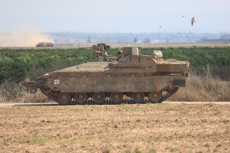 <p>İsrail ordusu Gazze sınırına tank ve zırhlı araç sevkiyatını yoğun bir şekilde sürdürüyor.</p>
