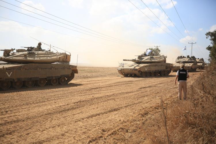 <p>AA ekibi, düzinelerce tank ve zırhlı aracın sınır bölgesine sevk edildiğini görüntüledi.</p>
