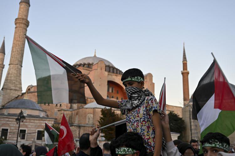 <p><strong> "Filistin'de, Gazze'de, Kudüs'te, Arakan'da, Irak'ta, Hindistan'da, Keşmir'de, Doğu Türkistan'da ve dünyanın pek çok yerinde yaşanan bu zulümleri en kısa zamanda ortadan kaldır, sana yalvarıyoruz ya Rabbi."</strong> dedi.</p>