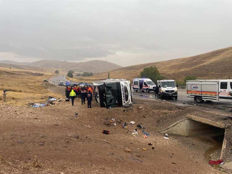 <p>Sivas’ta sabahın ilk ışıklarında meydana gelen kazada 7 kişi hayatını kaybetti, 40 kişi yaralandı.</p>
