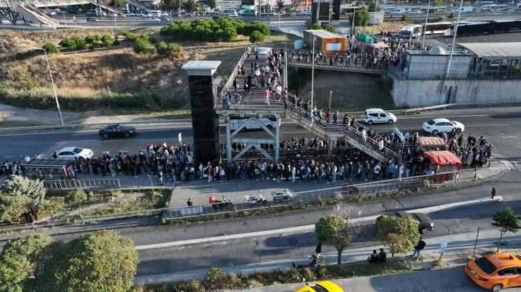 <p>Bazı günler de metrobüs durağından çıkan öğrenciler, üst geçitten başlayan otobüs kuyruğuna giriyor</p>