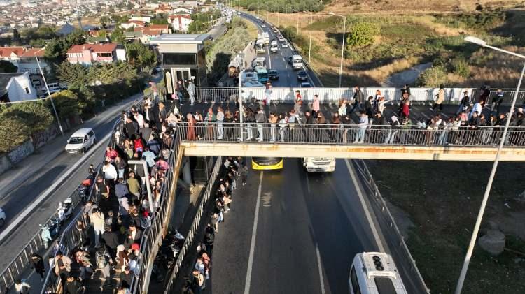 <p>Öğrencilerden Yağmur Gider, her gün aynı sırayı beklediklerini söyleyerek, "45 dakika beklediğimiz oluyor. Derslere geç kalıyoruz. O yüzden daha erken çıkmamız gerekiyor. Daha fazla otobüs ve sefer sayısı olursa bizim için daha iyi olur." dedi.</p>
