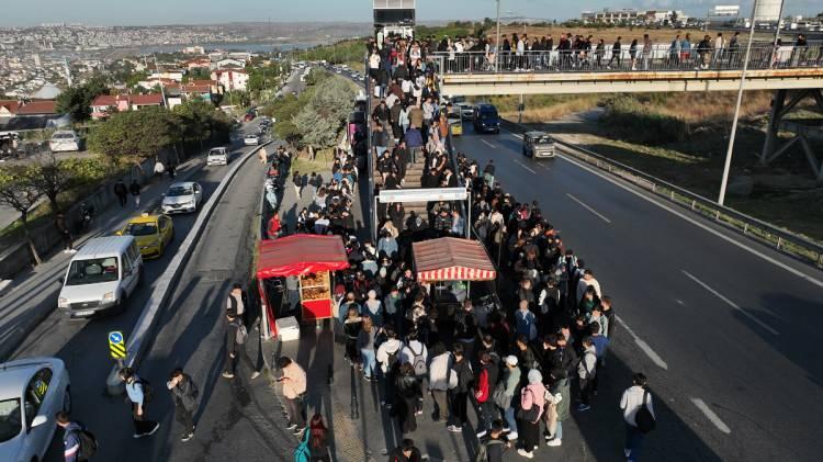 <p>Serra Nihan ise otobüs bekleme sırasının okul çıkışında da oldukça uzadığını kaydetti.</p>
