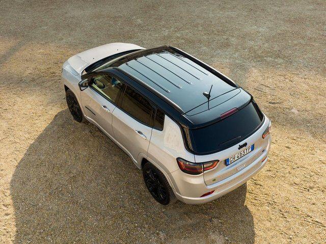 <p>Compass satın almak isteyen SUV severlerse kampanya kapsamında Koç Fiat Kredi'den 200 bin liraya 12 ay, yüzde 0 faizli kredi ve 175 bin lira showroom özel indirimiyle 1 milyon 824 bin 450 liradan başlayan fiyatlarla Compass satın alma imkanına sahip oluyor</p>