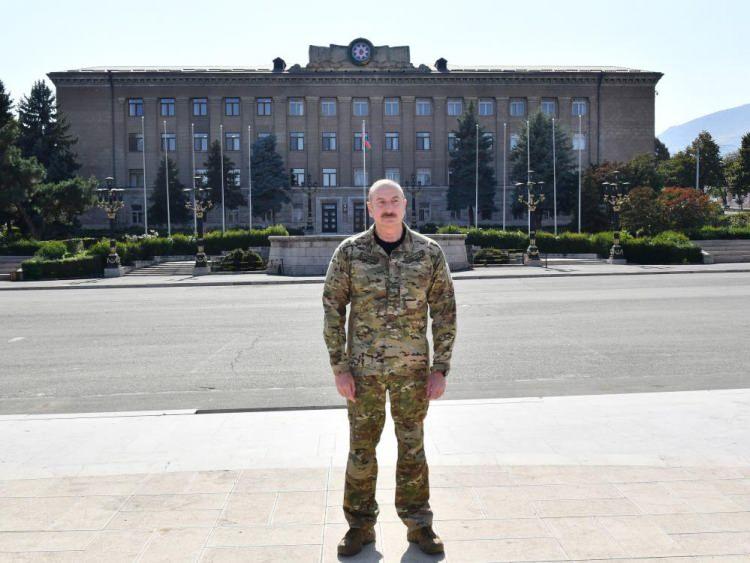 <p>Daha sonra Şuşa iline bağlı Malıbeyli köyü ile Hankendi'ye bağlı Kerkicahan kasabasını ziyaret eden Aliyev, Asgeran kasabasında da Azerbaycan bayrağını göndere çektikten sonra Asgeran Kalesi’ni ziyaret etti.</p>