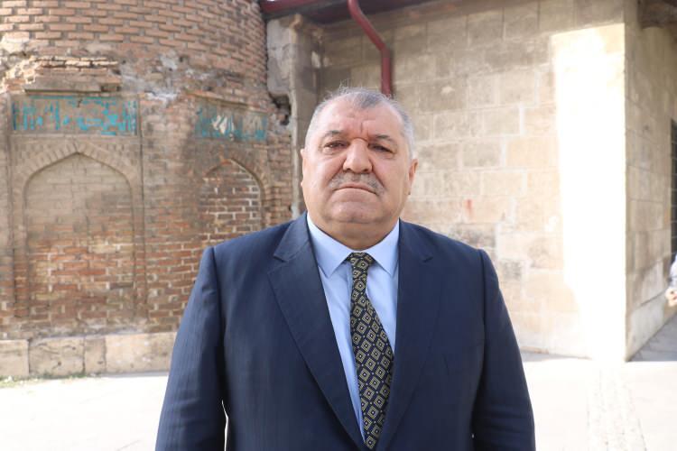 <p>Konuyla ilgili açıklama yapan Vakıflar Sivas Bölge Müdürü Cemal Karaca, “Şehrimizde Ulu Camii minaresi biraz stratejik durumda. Yaptığımız incelemelerde ve yaptırdığımız incelemelerde deprem felaketinin minaremizi herhangi bir zarar vermediğini gördük. Minaredeki 117 santimlik eğim aynı şekilde devam ediyor. Ama biz ön çalışmamızı yaptık. Çok orijinal bir proje. Zira Türkiye'den ve İtalya'dan da ilim adamlarıyla beraber yapılan bir proje. Danışman olarak katıldılar. Minarenin içerisinden çelikler geçirilerek, merdivenlerin dibinden açılan sondalarla zemine kadar ulaşan takriben kırk metre uzunluğunda 8 tane kadar çelik zemine ulaşarak minarenin devrilmesine engel olacak bir çalışma” dedi.a</p>