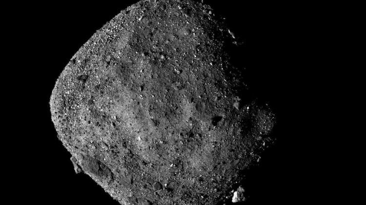 <p>Asteroitten gelen kayalar ve tozun içerdiği sırlar, güneş sistemimizin nasıl oluştuğu, yaşamın öncül maddelerinin Dünya'ya nasıl tohumlanmış olabileceği ve gezegenimizle asteroit çarpışmalarını önlemek için ne gibi önlemler alınması gerektiği konusunda bilgiler sunarak önümüzdeki on yıllar boyunca incelenecektir.</p>
