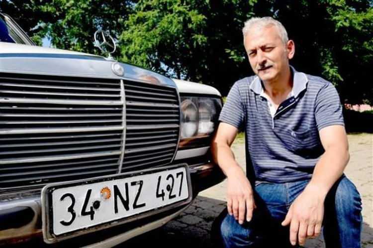 <p><span style="color:#000000"><strong>Daha &ouml;nce Kemal Sunal'ın eşi G&uuml;l Sunal'ın arabayı almak istemediğinin de altını &ccedil;izen Yılmaz, "Merhum Kemal Sunal'ın vefatının ardından davet &uuml;zerine arabayla beraber 72. yaş g&uuml;n&uuml;nde katılmıştım. Kemal Sunal'ın eşi ve yakınları arabaya b&uuml;y&uuml;k ilgi g&ouml;stermişti. Hatta eşi ve kızı &ccedil;ok duygulanmıştı.</strong></span></p>
