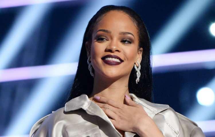 <p><span style="color:#B22222"><strong>Rihanna</strong></span></p>
<p><span style="color:#800080"><strong>Bir marka tarafından 2007'de en güzel bacaklı ünlü olarak seçilen ünlü şarkıcı bacakları 1 milyon dolara sigortalatma kararı aldı.</strong></span></p>