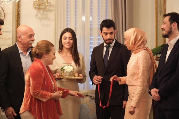 <p><strong>Başrollerini Barış Kılıç, Evrim Alasya, Settar Tanrıöğen, Sıla Türkoğlu, Sibel Taşçıoğlu, Doğukan Güngör, Müjde Uzman, Yiğit Kirazcı, Aliye Uzunatağan, Feyza Civelek ve Ceren Yalazoğlu Karakoç'un paylaştığı Kızılcık Şerbeti dizisi dün akşam e Pembe'nin yıllar önce oğlu Mustafa'nın cinsel hayatı öğrenebilmesi için eve bir kadın çalışan aldığı ortaya çıktı. Yayınlanan sahneye izleyicilerden tepki yağdı.</strong></p>