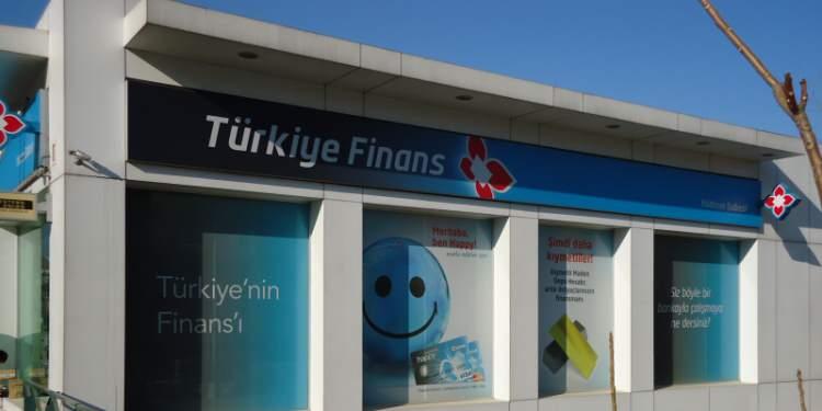 <p>TÜRKİYE FİNANS-</p>

<p> </p>

<p>Aylığı 3.500 liraya kadar olanlara 3.000, 3.500-7.499 lira arası olanlara 3.500, 7.500-9.999 lira arası olanlara 4.500, 10.000 lira ve daha fazla olanlara 5.000 lira veriyor. 2 otomatik fatura talimatı verilirse maaşı 3.500 liraya kadar olanlara 250, 3.500-7.499 lira arası olanlara 1.000, 7.500-9.999 lira arası olanlara 1.500, 10.000 lira ve daha fazla olanlara 2.000 lira ilave ödeme yapıyor. Yedek hesap başvurusu yapanlara ise maaşı 3 bin 500 liranın altındaysa ek 250, üstündeyse 500 lira bir ödeme daha veriyor. Maaşa göre toplam promosyon tutarı, 3.500, 5.000, 6.500, 7.500 lira oluyor. Ayrıca emekli yakınını getirenlere de her kişi için 250 lira ödüyor.</p>
