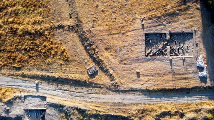 <p>Konya'nın Seydişehir ilçesinde Gökhöyük'te başlayan kazılarda Demir Çağ'a ait olduğu değerlendirilen dokuma atölyesi ve hayvanların beslendiği bölümün kalıntılarına rastlandı.</p>