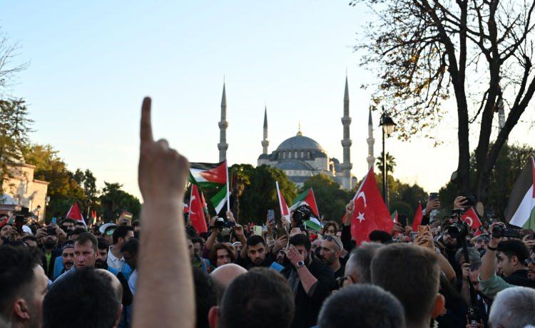 <p>Yürüyüşe katılmak üzere Fatih, Eminönü ve Aksaray yönünden Beyazıt Meydanı'na gelen kadın, çocuk, yaşlı binlerce kişi, ellerinde bayraklarla yürüyüşe hazırlandı. Etkinliğe, kadın ve çocukların geniş katılım göstermesi dikkati çekti.</p>