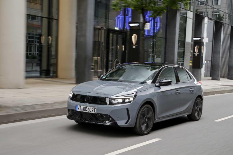 <p> 0-50 km/s hızlanması 2,8 saniye süren Corsa Elektrik, 8,2 saniyede de 0-100 km/s hızlanmasını tamamlayabiliyor. Maksimum hız ise elektronik olarak 150 km/s’de sınırlandırılmış durumda.</p>
