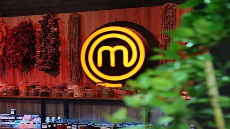 <p><strong>En &ccedil;ok izlenen yemek yarışmalarından biri olan Masterchef yarışmasında son b&ouml;l&uuml;mde bir detay &ccedil;ıktı. Tuzda, balık yapan yarışmacılardan o ismin talihsizliği g&uuml;ndem oldu.</strong></p>
