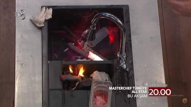 <p><strong>Tuzda balık i&ccedil;in tuzu yakan yarışmacılar ispirto kullandı. Yanan tuzu tezgaha koyan Barış'ın lavabosu bir anda yanmaya başladı.</strong></p>

<p>&nbsp;</p>
