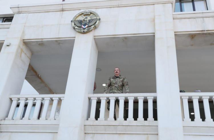 <p>Azerbaycan Cumhurbaşkanı Aliyev, Ağdere ile Serseng Baraj Gölü'nde Azerbaycan bayrağını göndere çekti</p>