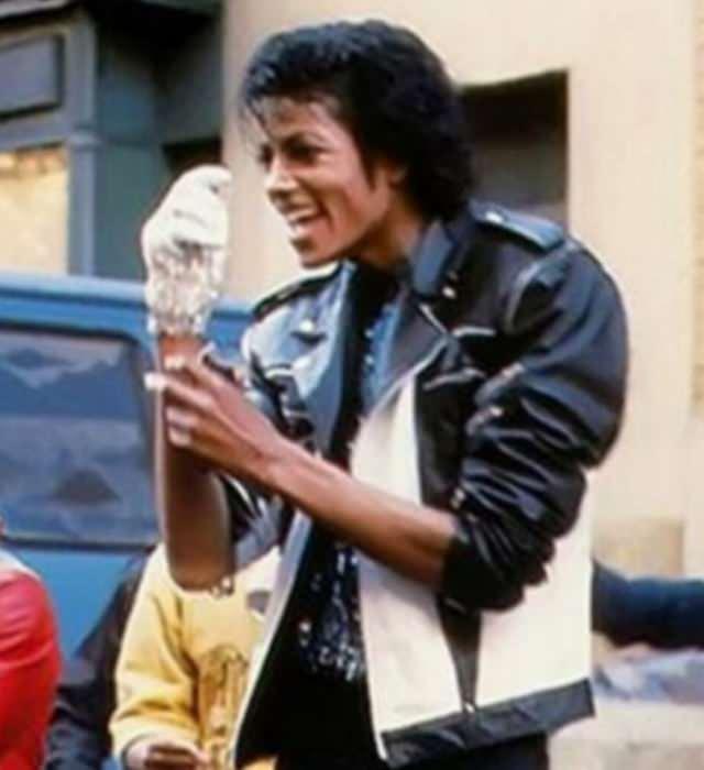 <p><em>Dünyaca ünlü Amerikalı şarkıcı Michael Jackson'ın 1984'te rol aldığı reklam filmi için özel olarak üretilen ceket satışa çıkarıldı. </em></p>
