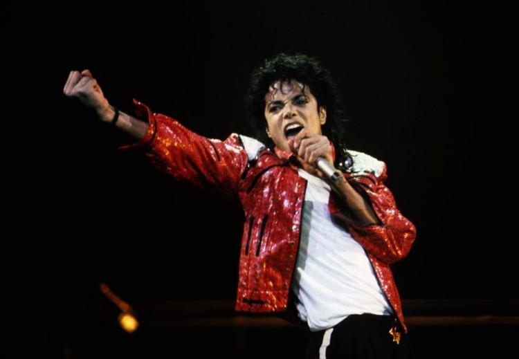 <p>Amerikalı pop şarkıcısı Michael Jackson'ın bir reklam filminde giydiği ikonik ceketi, kasım ayında Londra'da açık artırmaya çıktı. 1980'li yıllardan kalma ikonik bir deri ceketi 306 bin dolara satıldı.</p>
