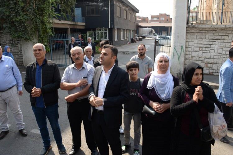 <div>Gruptan ayrılan ve cadde üzerindeki grubun yanına geçen Yeşiller ve Sol Gelecek Partisi Şanlıurfa Milletvekili Ömer Öcalan, Abdullah Öcalan üzerindeki tecritten dolayı tavır aldıklarını söyledi. Öcalan, “25 yıldır devam eden uluslararası komployu kabul etmiyoruz. İşkence var onun için buradayız. Ailesinin görüşü engelleniyor. Öcalan için buradayız. Öcalan üzerinde tecrit yürütülüyor. Onun için buradayız. Sağlığından endişe duyuyoruz. İşkence yapılıyor. Öcalan Kürt sorunu üzerinde baş muhataptır. Gizli saklı bir şey yapmıyoruz. Bunları Meclis'te de söylüyoruz” dedi.</div>

<div> </div>

<div>'BURADA ÖRGÜTÜ TEMSİL ETME CİYETİNE GİTMEYİN’</div>

<div> </div>

<div>Emniyet amiriyle müzakerede konuşan Yeşiller ve Sol Gelecek Partisi Diyarbakır Milletvekili Ceylan Akça Cupolo, “Siz beni seçtiniz ben sizin iradenizim” dedi. Bunun üzerine emniyet amiri, “Halkın iradesini kullanarak burada örgütü temsil etme ciyetine gitmeyin. Rica ediyorum, biz güvenlik öncelikliyiz. İçişleri Bakanlığı’nın olduğu yerdeki saldırının sorumlusu kim? Takip ediyor musunuz gündemi? PKK üstlendi. Neden 9 Ekim’i seçtiniz, neden 8 veya 10 Ekim’i seçmediniz? 10 Ekim için buluşsak sizin burada çevre emniyetinizi alsaydık biz” diye karşılık verdi.</div>
