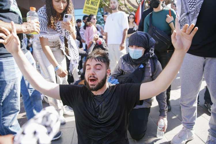 <p>Gösteride konuşma yapan bir Amerikalı Yahudi, "Siyonizmin ötesinde bir Yahudilik var. Filistin özgür olacaktır." diyerek, tüm Amerikalı Yahudilere Gazze'de şiddetin durdurulması için harekete geçme çağrısında bulundu.</p>
