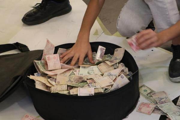 <p>Yöresel yemek ikramı yapılan gecede, geline 7 kilo ağırlığında bilezik, taç, kemer, gerdanlık, kolye gibi takılar takıldı.</p>
